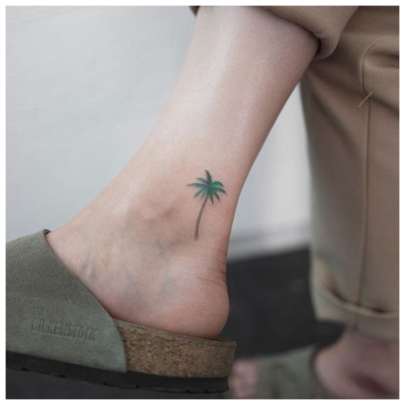 Medžio tatuiruotė ant kojos