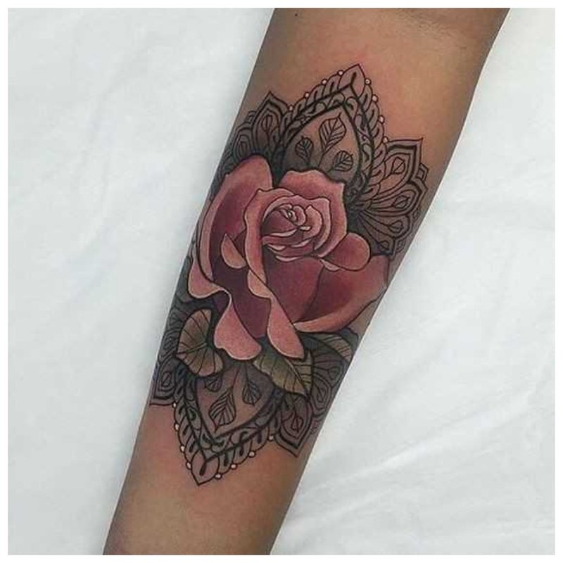 Velké růžové tetování