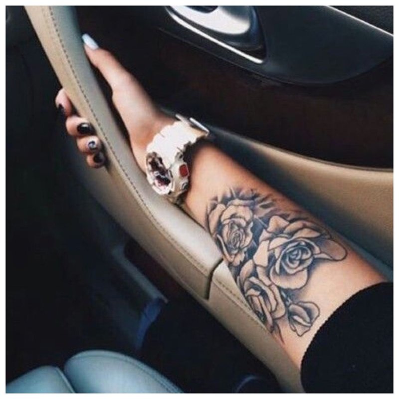 Стилна татуировка за ръка на момиче
