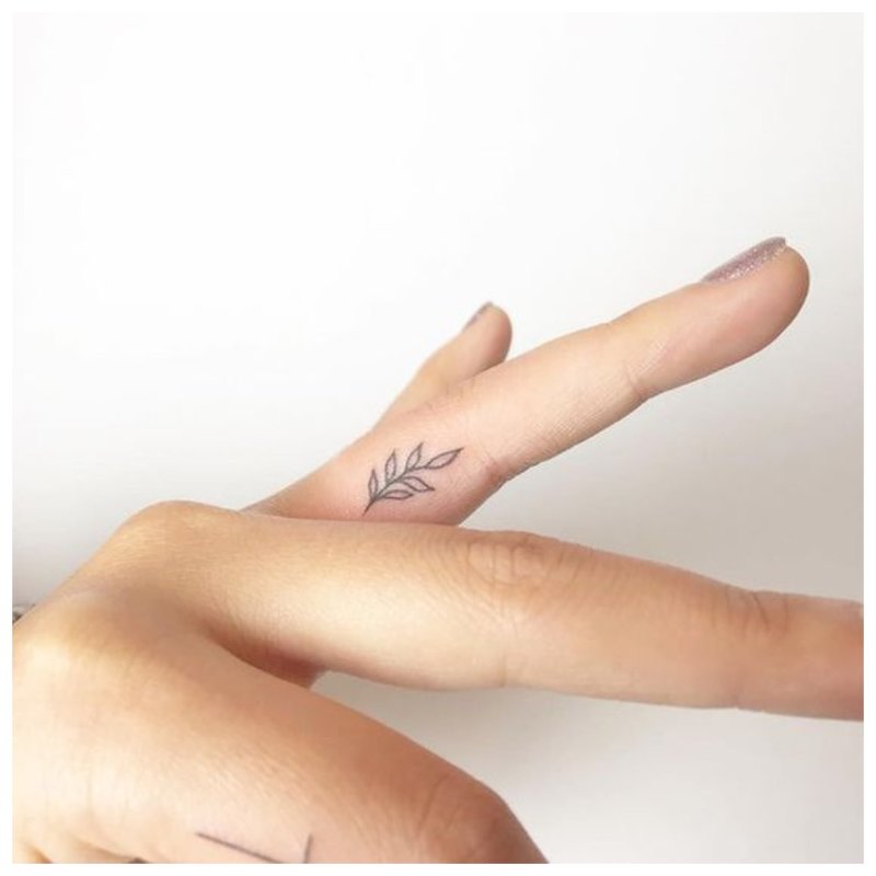 Flori pe degetul tatuaj