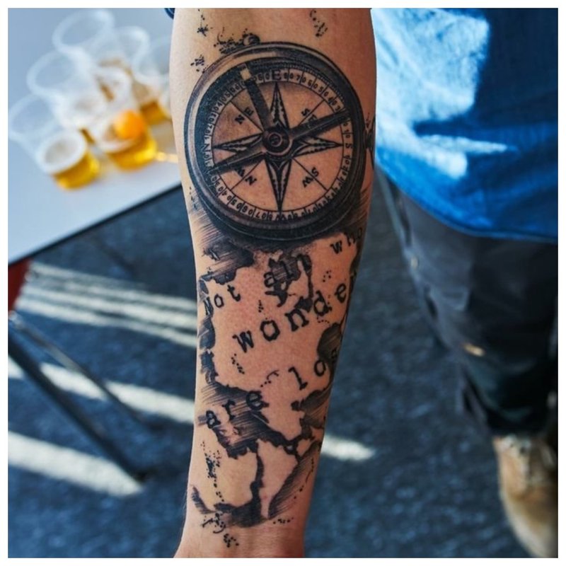 Graži tatuiruotė ant vyro rankos