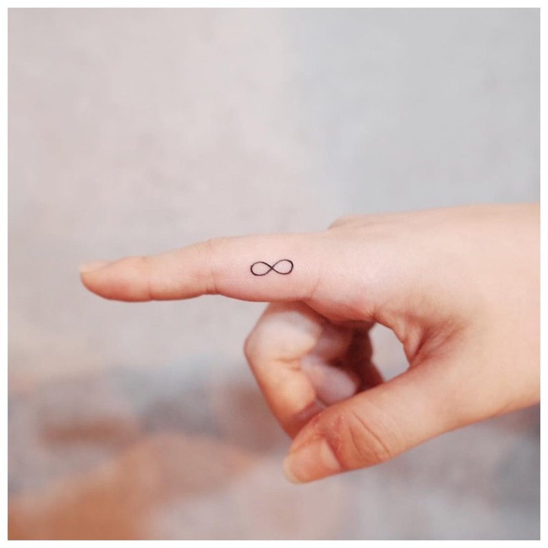 Symbole de l'infini sur le doigt