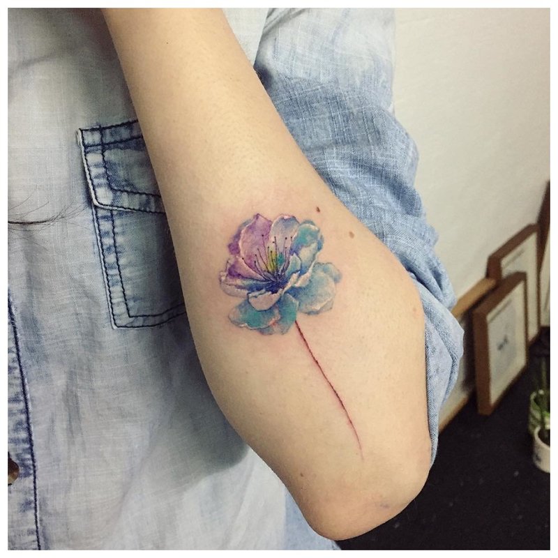 Akvarelės gėlių tatuiruotė ant rankos