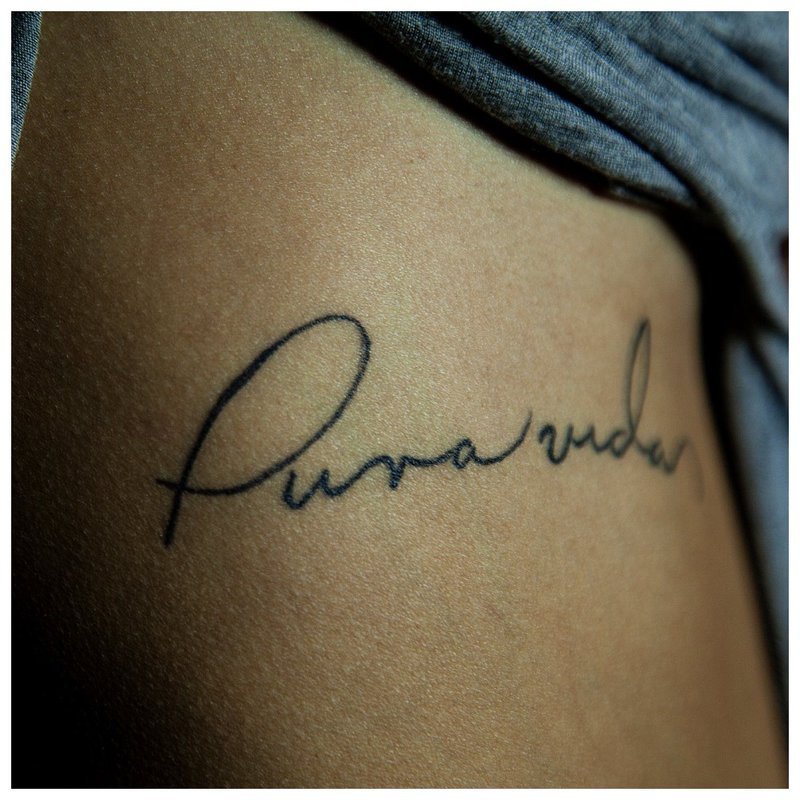 Тънък шрифт за надпис на татуировки.