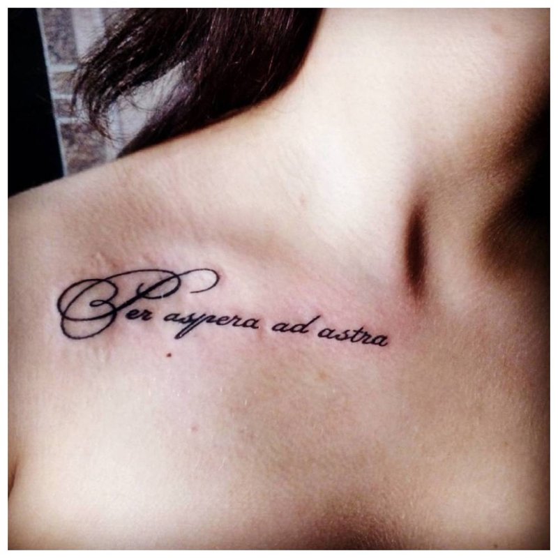 Tatuiruotės užrašas ant merginos apykaklės
