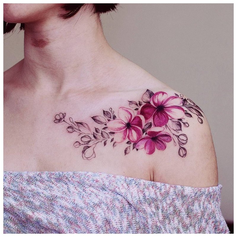 Barevné tetování na klíční kosti a rameni