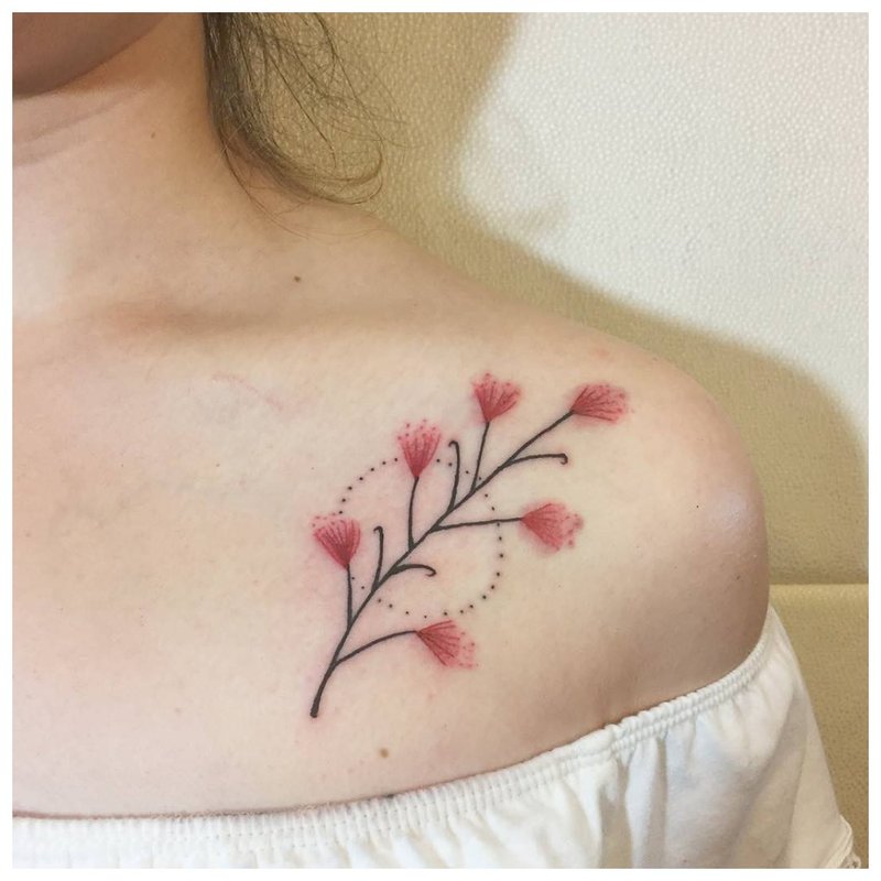 Gėlė ant apykaklės - tatuiruotės mergina