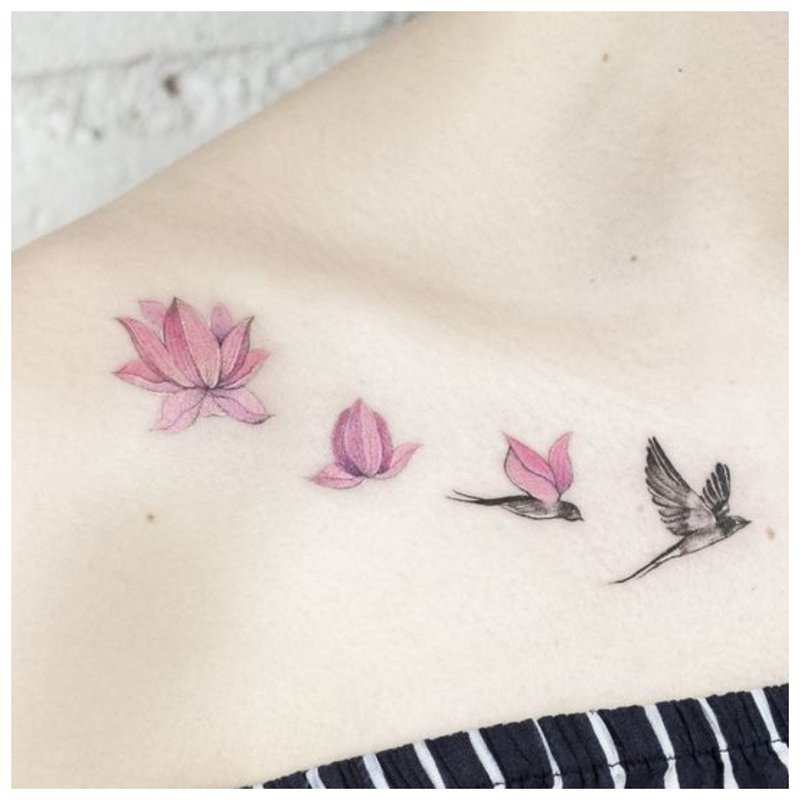 Gėlė ir paukščiai - švelni tatuiruotė