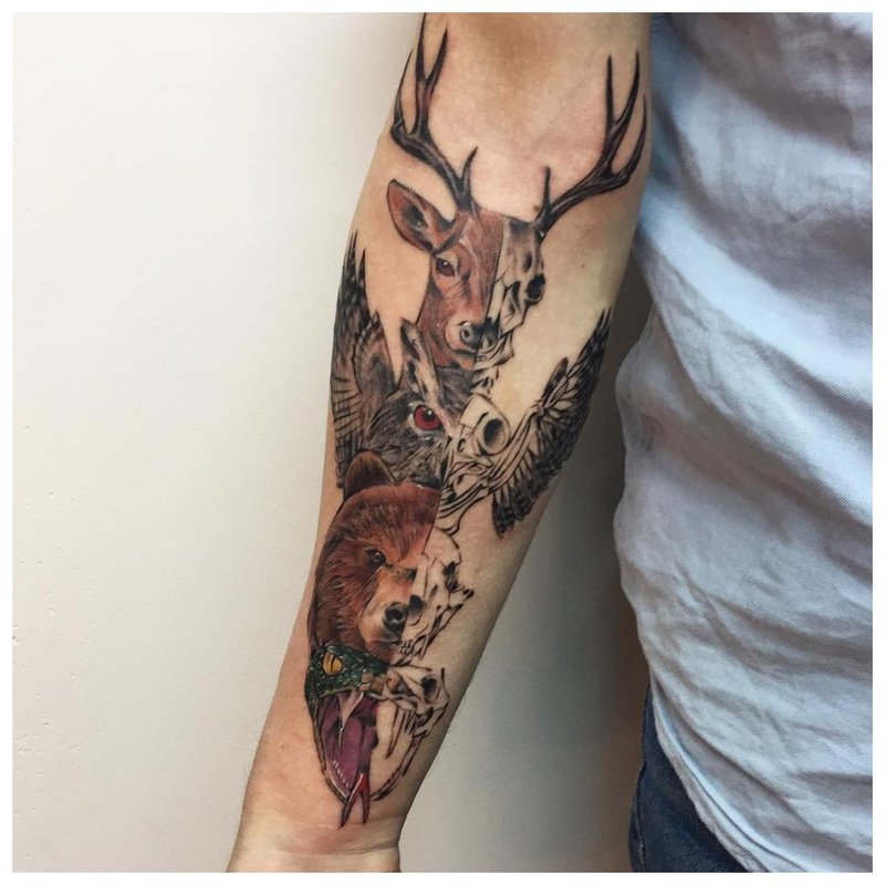 Dierlijke tatoeage op de onderarm van een man