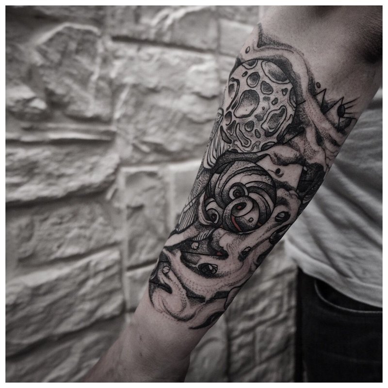 Tetoválás az ember alkarján