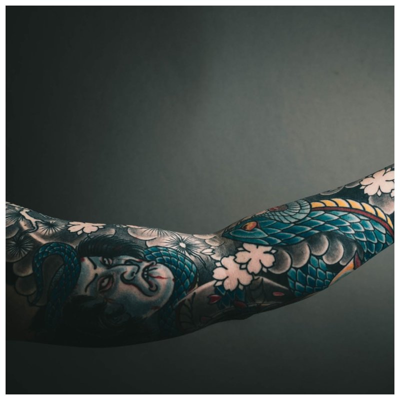 Japoński tatuaż na ramieniu