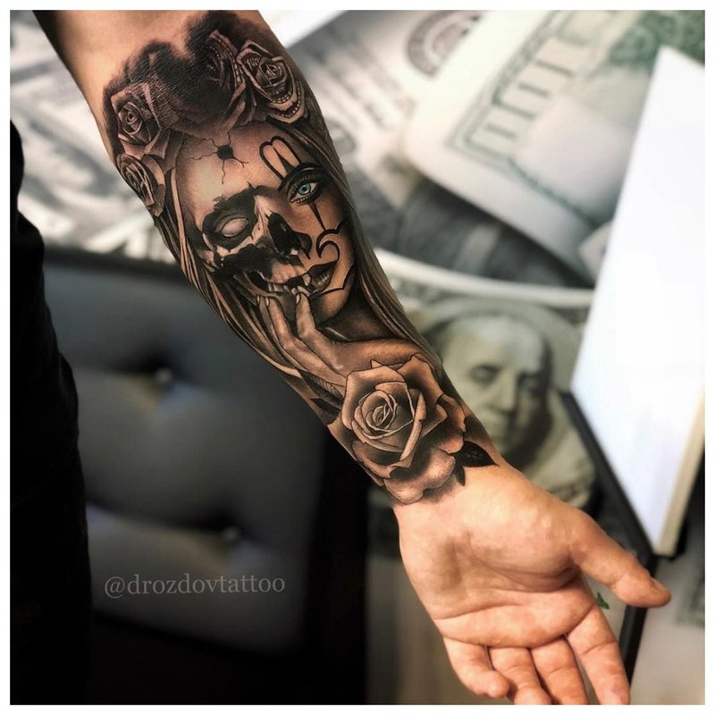 Tetovanie dievčatá na predlaktí muža