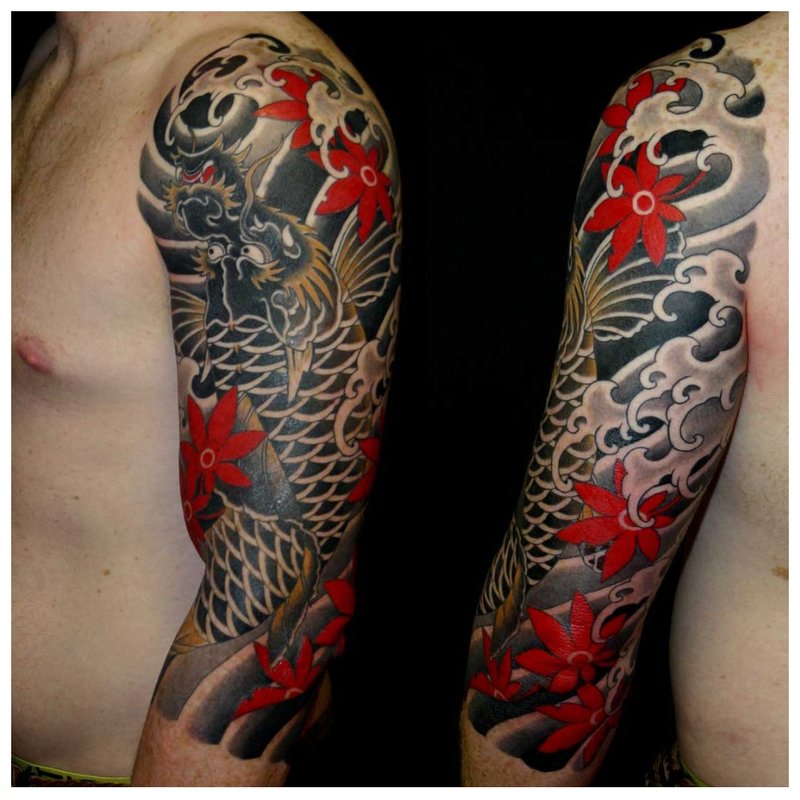Vörös és fekete sárkány tetoválás