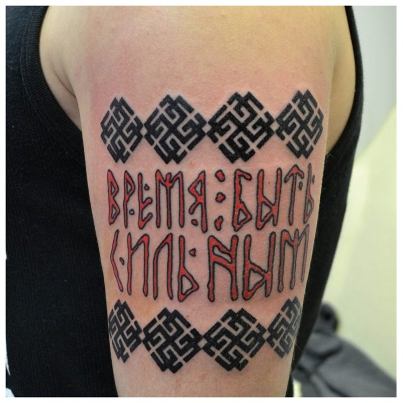 Tattoo inscriptie met betekenis en patronen.