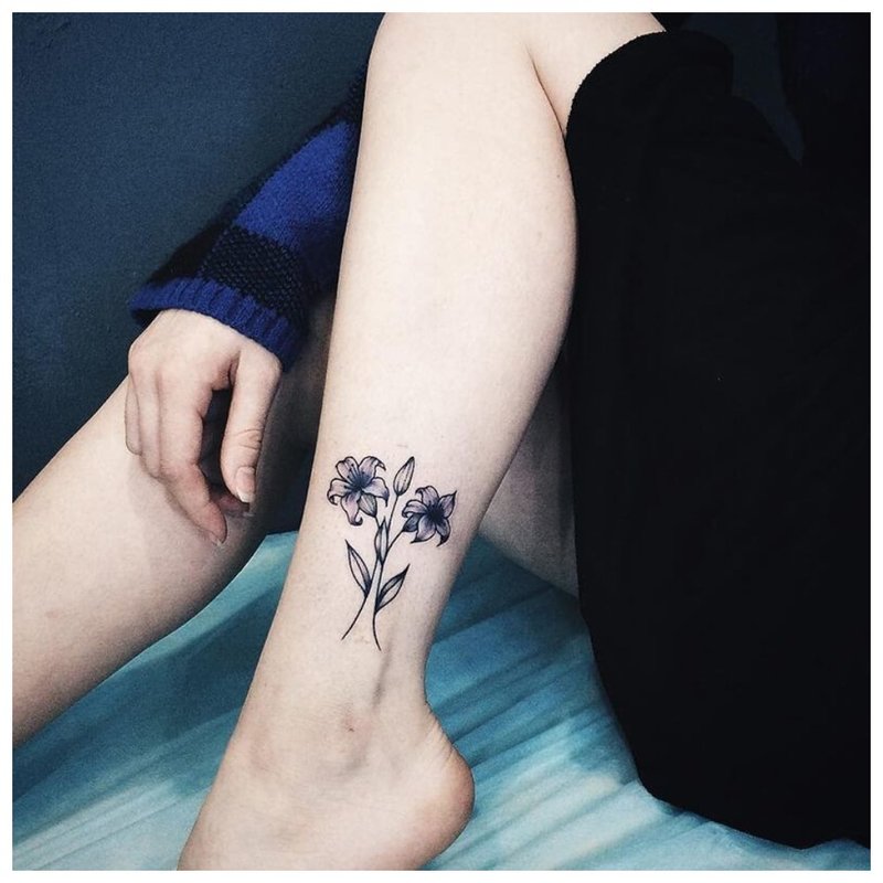 Supjaustytos gėlės ant kojos kaulo