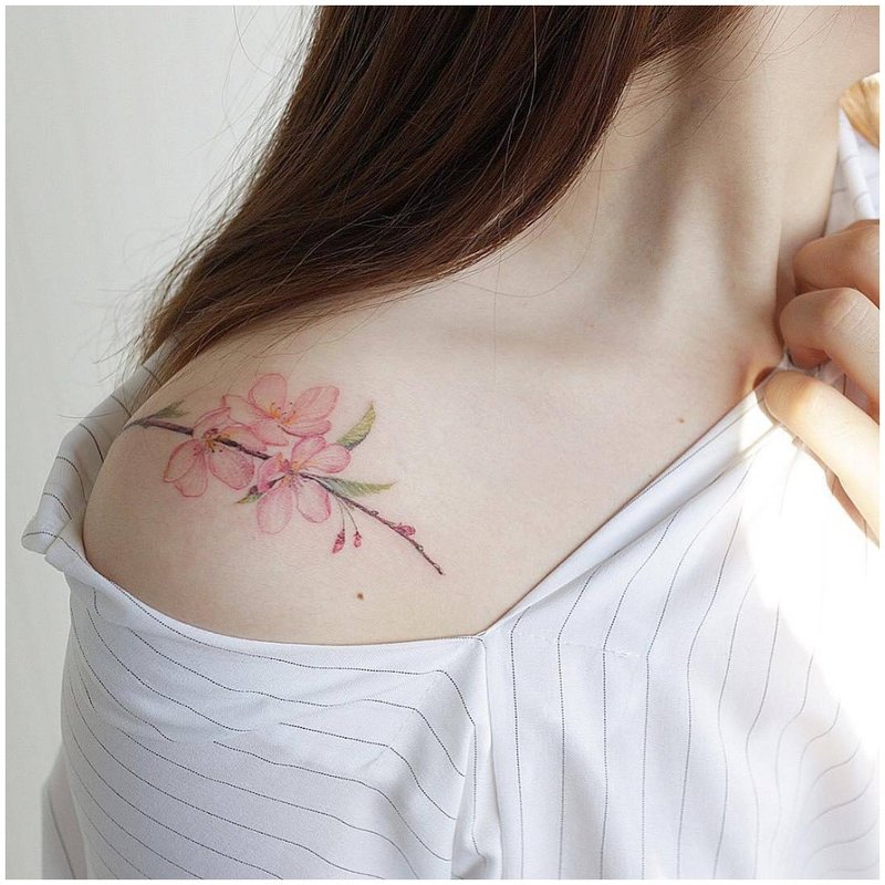 Subtili gėlių tatuiruotė ant peties