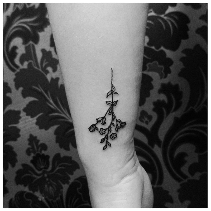Tvarkinga gėlė - tatuiruotė ant riešo