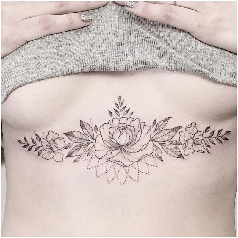 Gėlių tatuiruotė po krūtine
