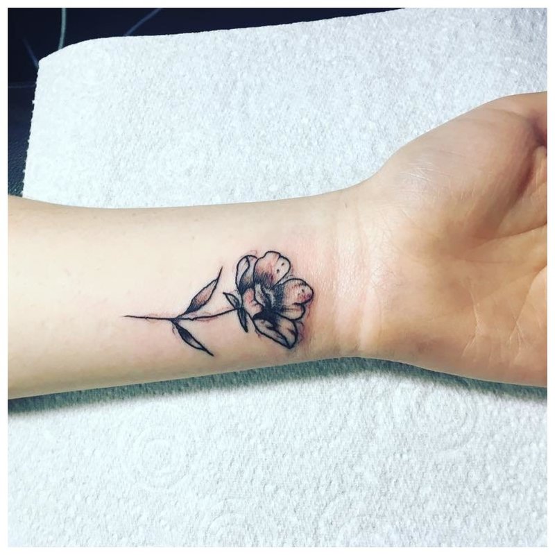 Kvetinové tetovanie na zápästí
