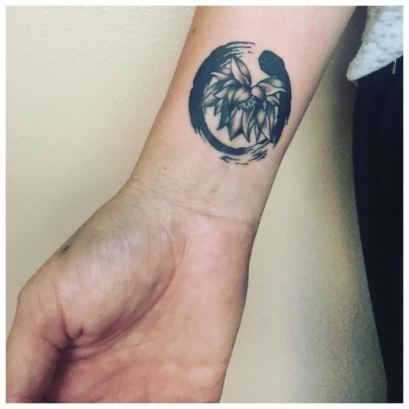 Tatuaj neobișnuit la încheietura mâinii