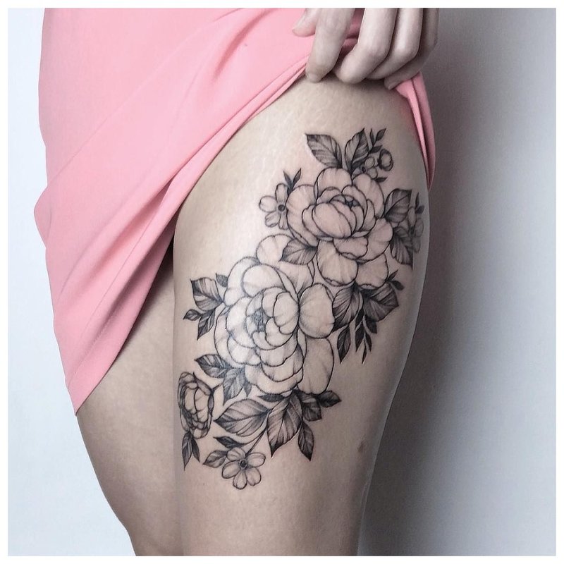 Gėlių tatuiruotė ant mergaitės klubo