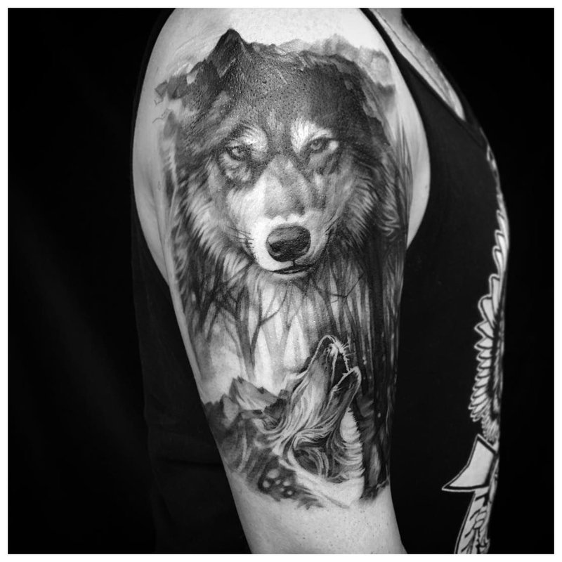 Wolf in zwart - tattoo op de schouder