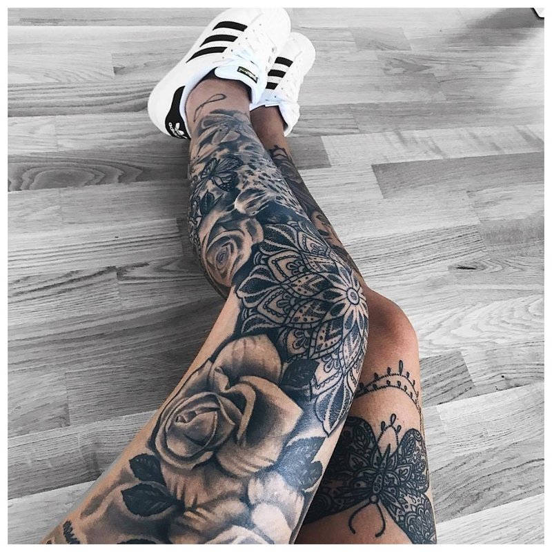 Tatuiruotė ant visos kojos su rožėmis