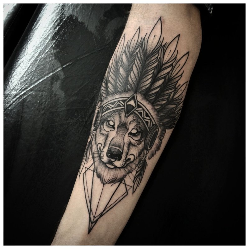 Tatouage de loup inhabituel sur le bras d'un homme