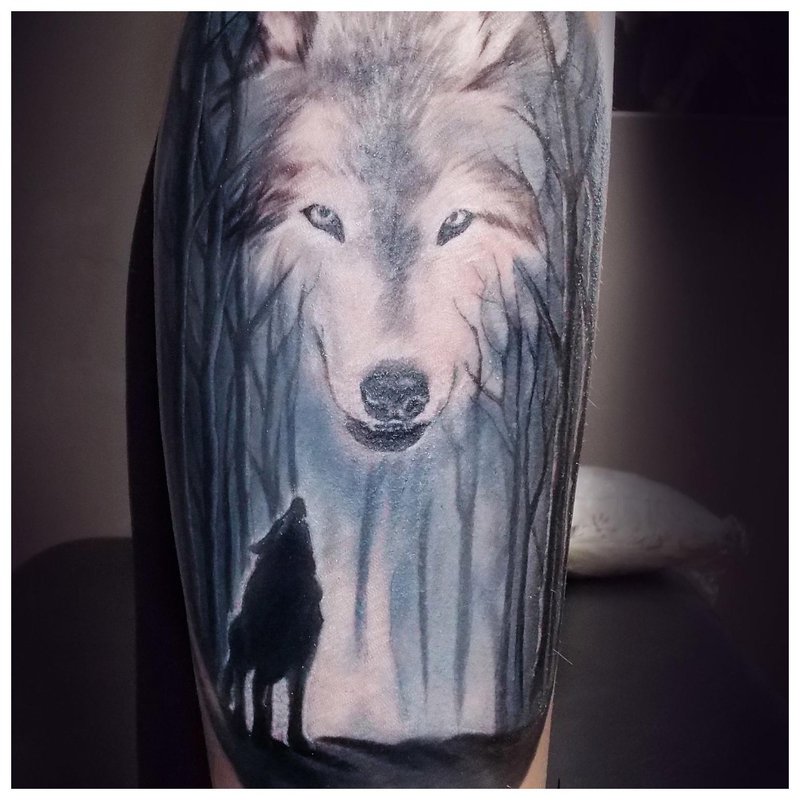 Tatouage d’un loup sur un veau d’homme