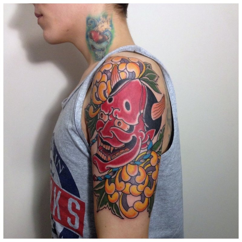 Orientalny tatuaż na ramię