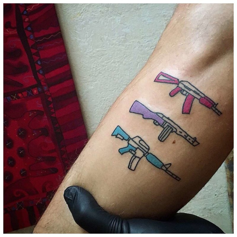Arme de tatuaj cu pistol