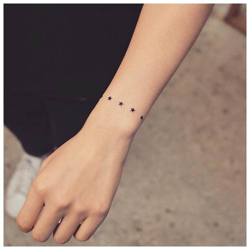 Tatuaż dłoni w formie napisu