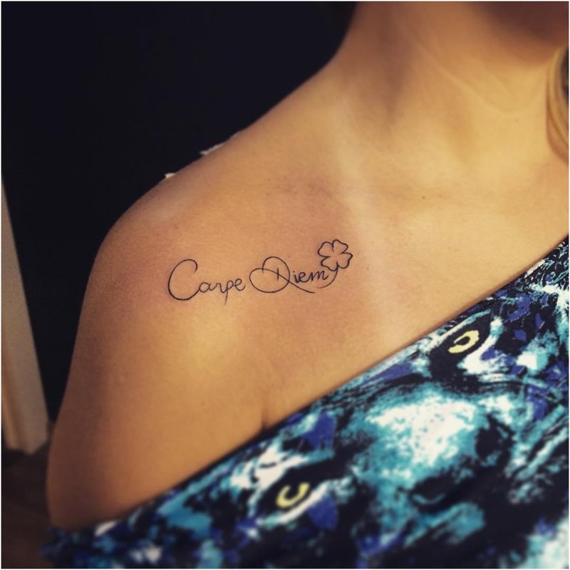 Tetování text na rameni