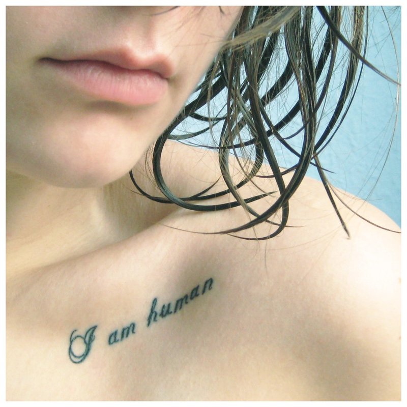 De inscriptie op de schouder van de tatoeage