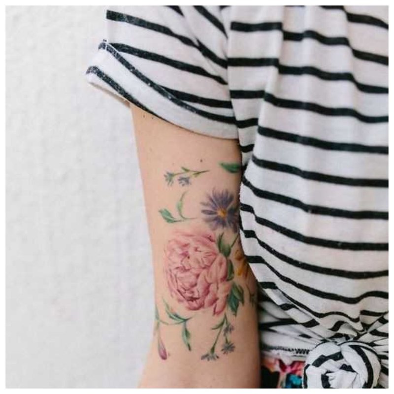 Gėlių temos tatuiruotė mergaitei