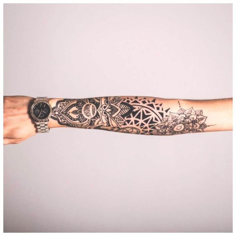Tatuaj feminin cu braț complet