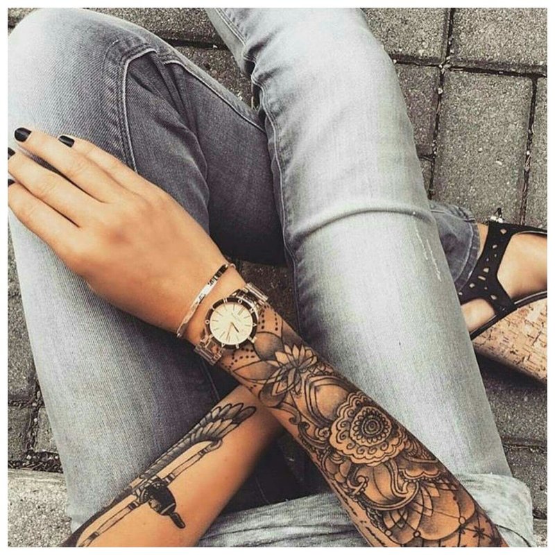 Stijlvolle tatoeage op de arm van een meisje