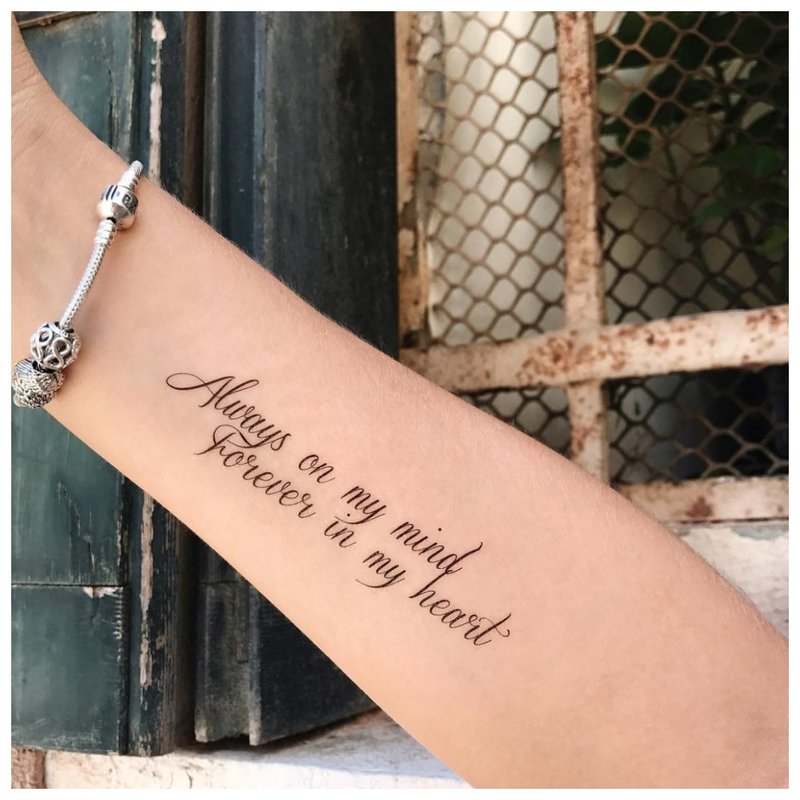 Piękny napis na tatuaż na nadgarstku