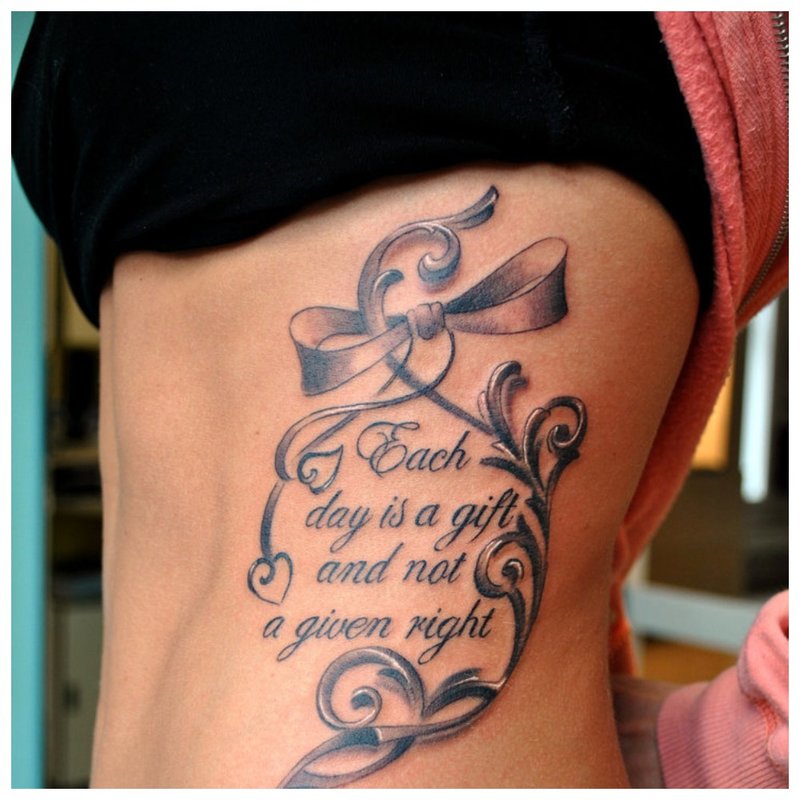 Písmo pro tetování na boku