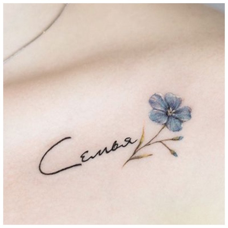 Надпис и татуировка с цветя - ключица