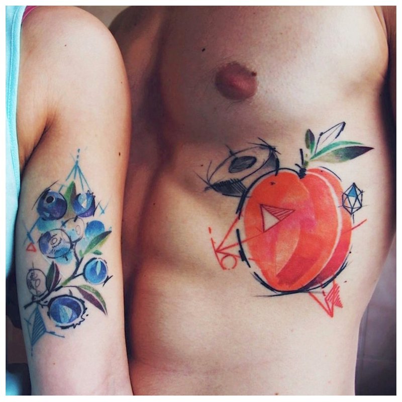 Párové tetování ve stylu akvarelu.