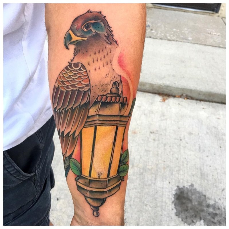 Paukščių dilbio tatuiruotė ant vyrų