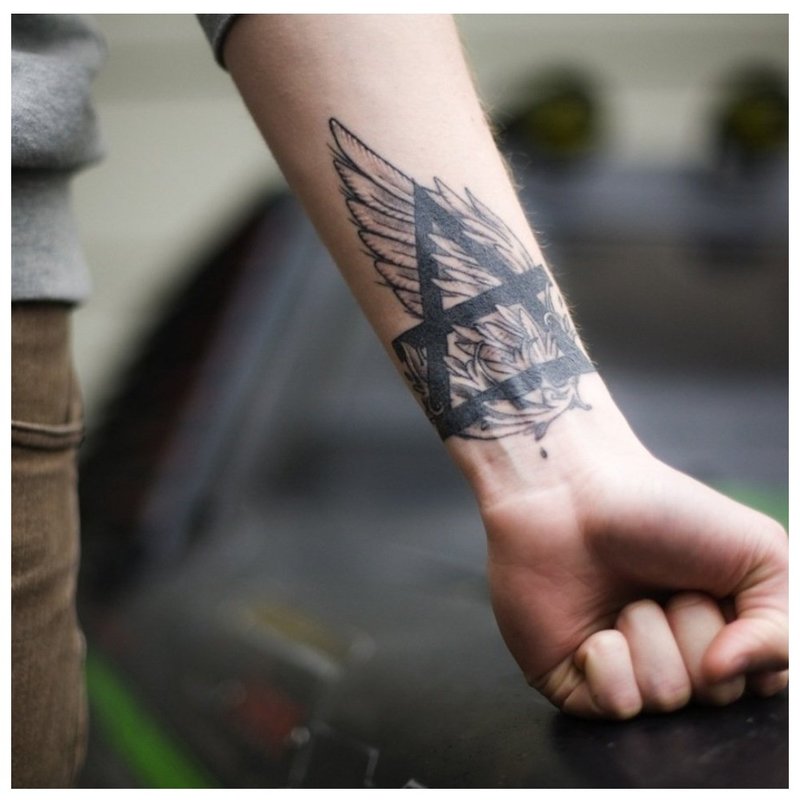 Išgalvota riešo tatuiruotė