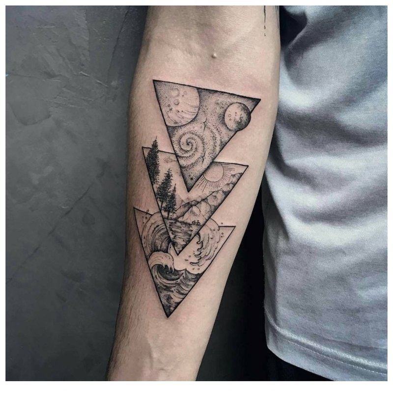 Symboliczny tatuaż na ramieniu mężczyzny
