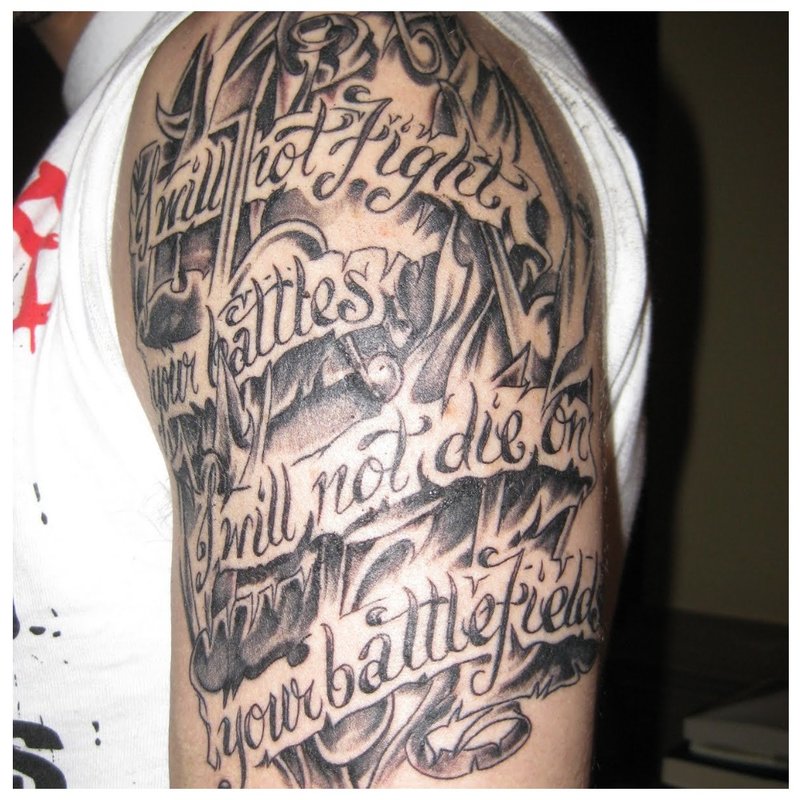 Tattoo inscriptie met een lang citaat.