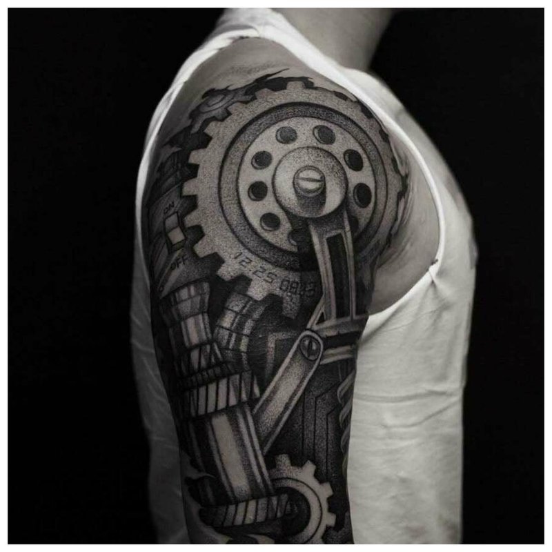 Zwart-witte biomechanische tatoeage