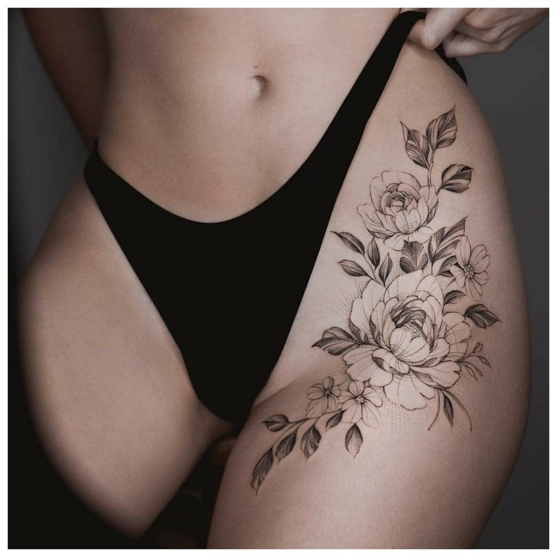 Velké květinové hip tetování