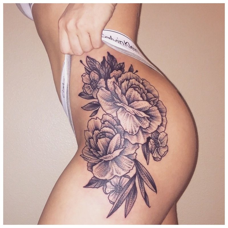 Sexy tetování na boku dívky