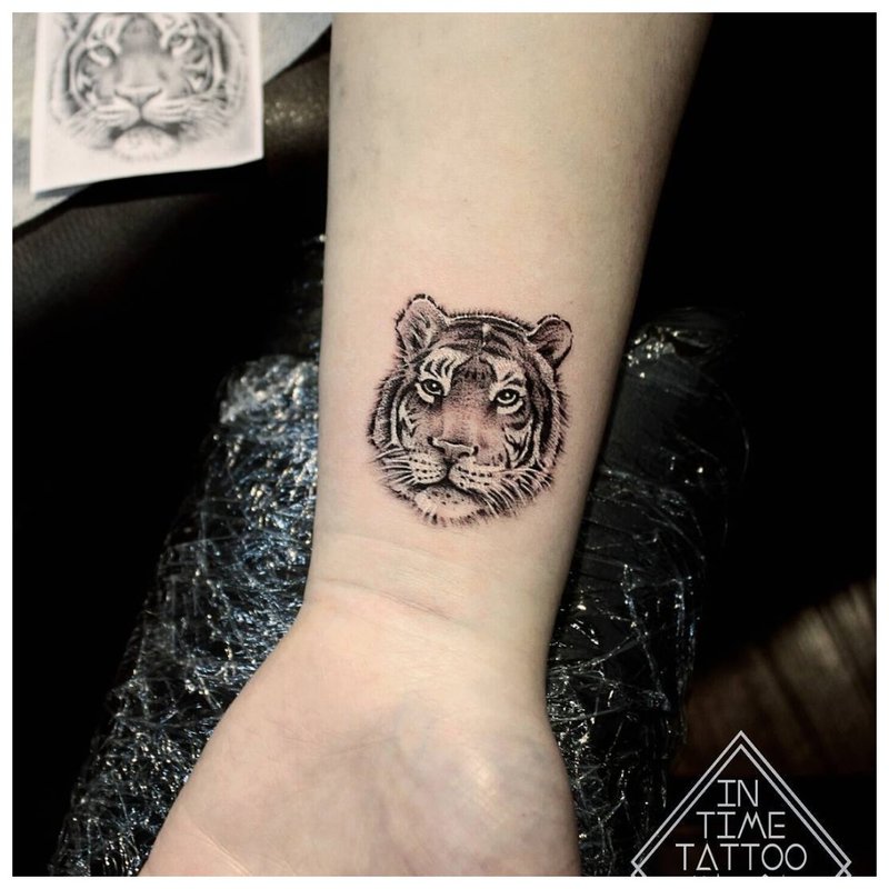 Tatuaż na nadgarstku zwierząt