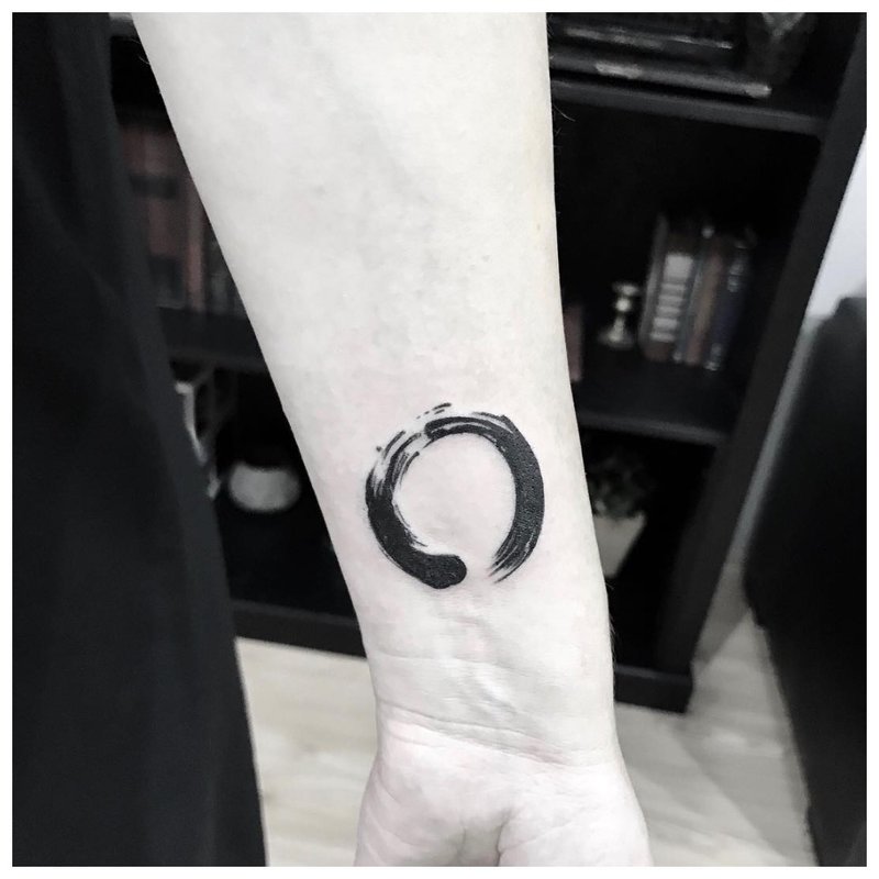 Symbole de signe pour le tatouage sur le poignet.